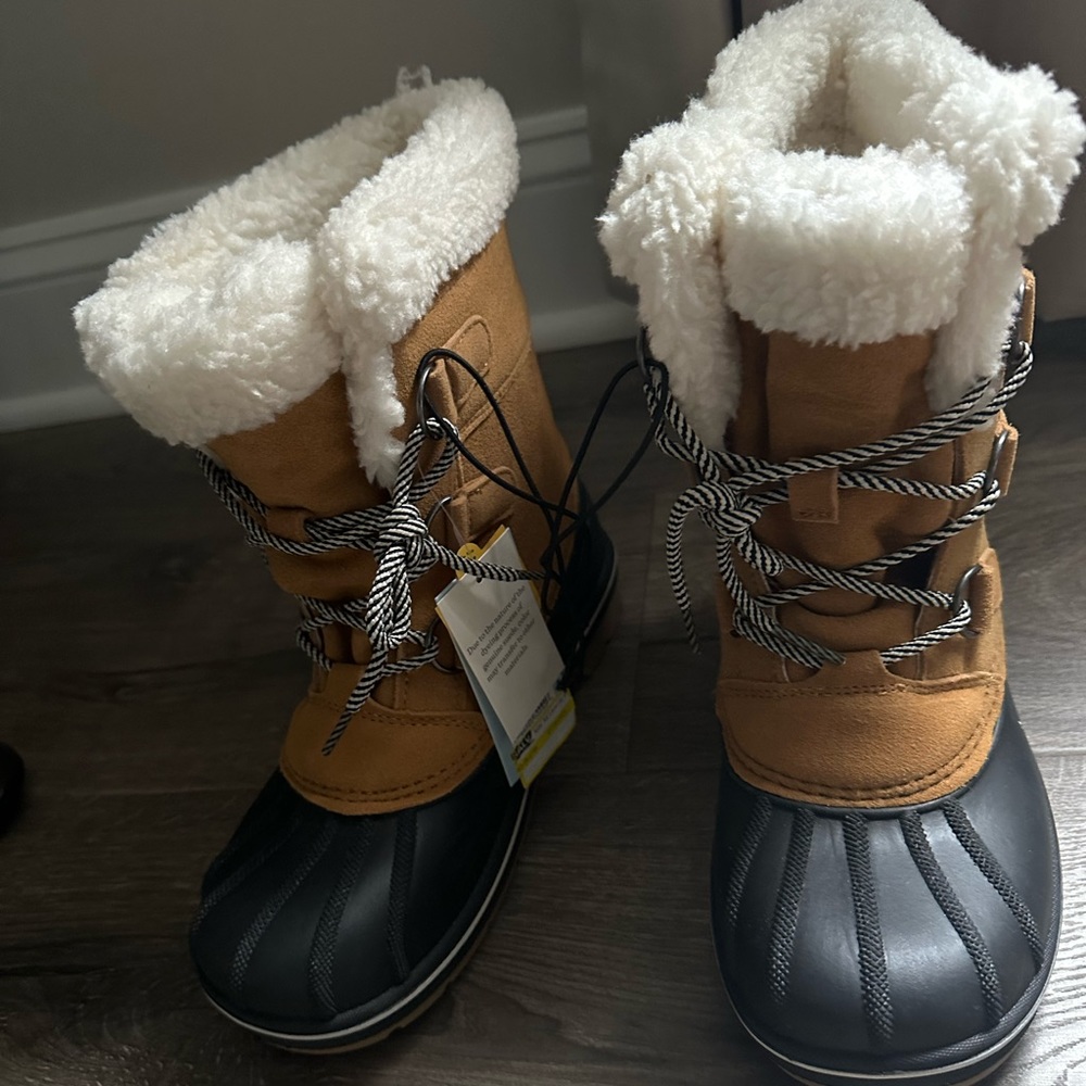 CAT & JACK Boy's Fur Lined Boots- Size 5